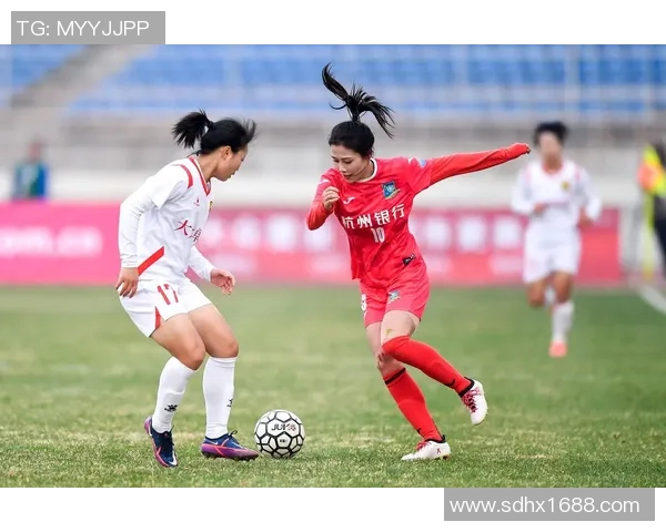 美女与足球明星浪漫接吻瞬间视频引发热议与关注