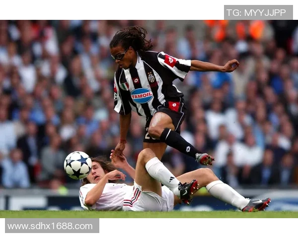 足球明星与妻子甜蜜互动瞬间揭示幸福生活的秘密与感动